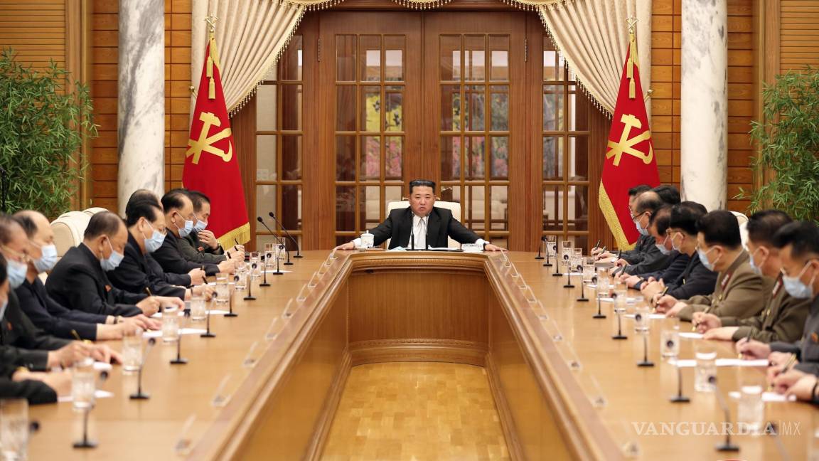 $!El líderde Corea Del Norte Kim Jong-un (c) en un reunión para organizar la respuesta del gobierno a un brote de COVID-19 en Pyongyang.
