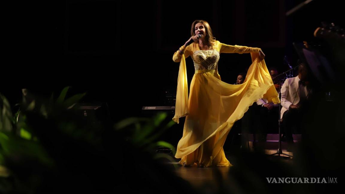 Endulza Guadalupe Pineda al público de Saltillo en una noche de gala