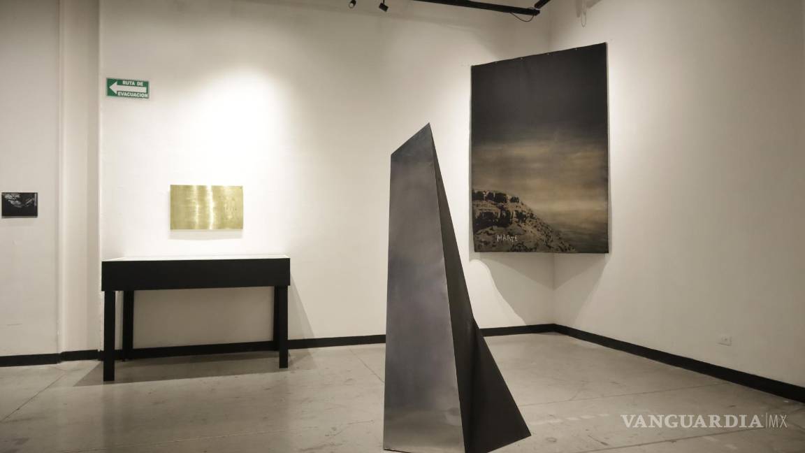 $!El monolito que es central en algunas de las obras está presente en la exposición.