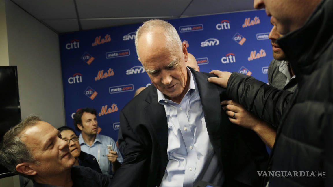 Gerente de los Mets sufre desmayo durante rueda de prensa