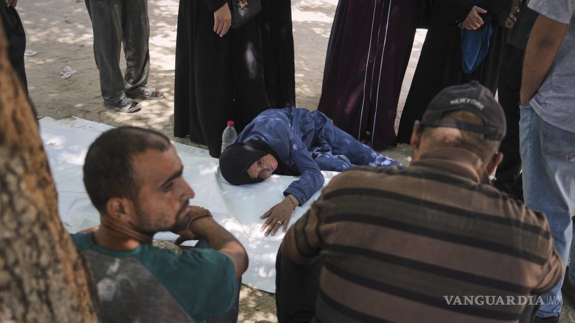 $!La madre de Raafat Al-Rubaie llora su cuerpo en una clínica de la ciudad de Gaza tras su muerte al intentar alcanzar los camiones de ayuda humanitaria.