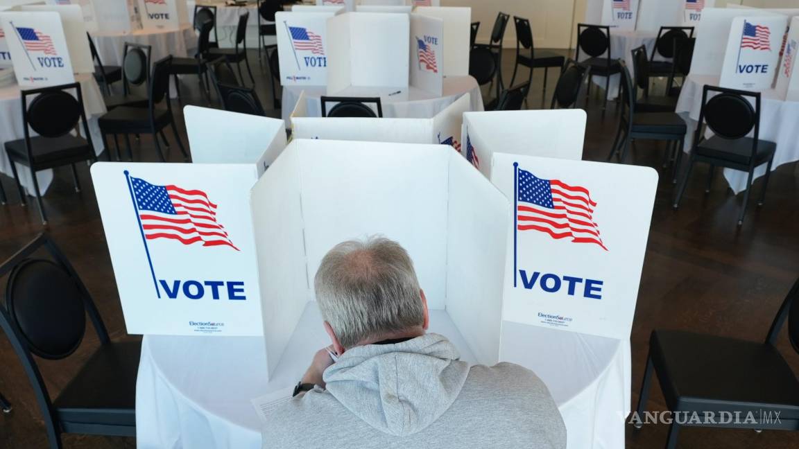 $!Un votante llena su boleta para las elecciones primarias de Michigan en Grosse Pointe Farms, Michigan, el martes 27 de febrero de 2024.