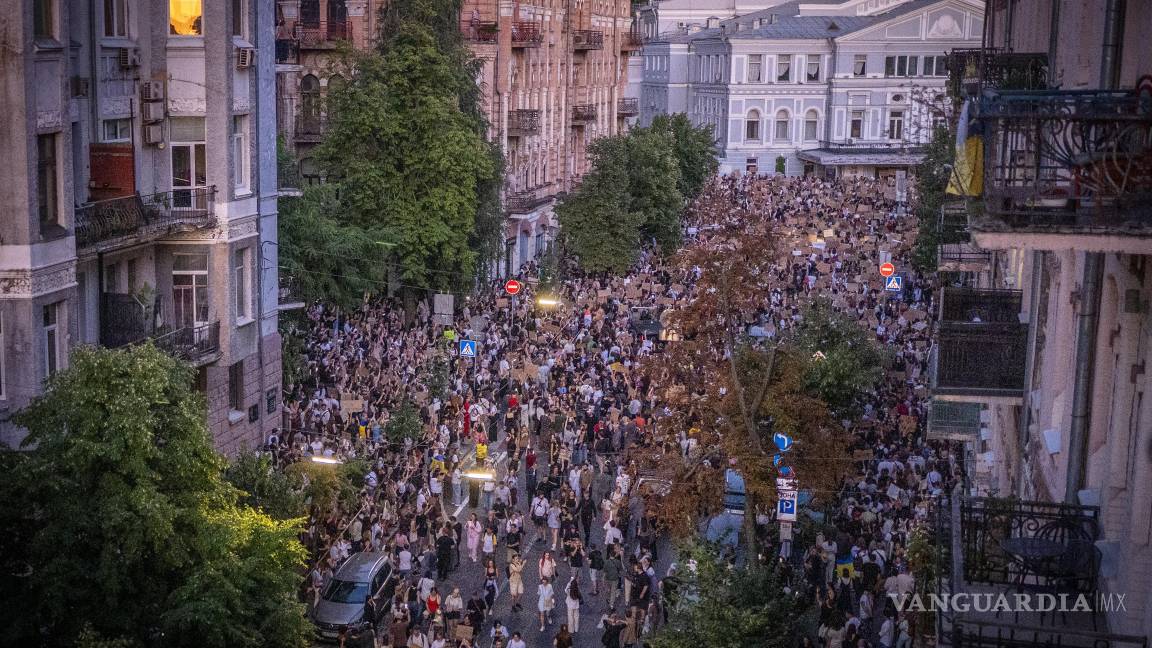 $!Miles de personas se reunieron en la capital y otras ciudades de Ucrania para instar a Zelenski a vetar un controvertido proyecto de ley.