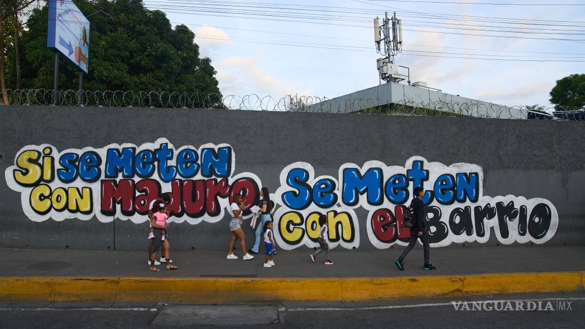 $!uU muro con un mensaje de apoyo al presidente Nicolás Maduro que dice: “Si se meten con Maduro, se meten con el barrio”, en Caracas, Venezuela.