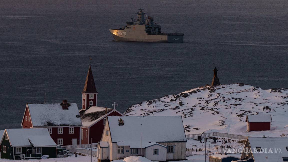 $!El buque militar HDMS Knud Rasmussen de la Armada Real Danesa patrulla cerca de Nuuk, Groenlandia, el jueves 15 de enero de 2026.