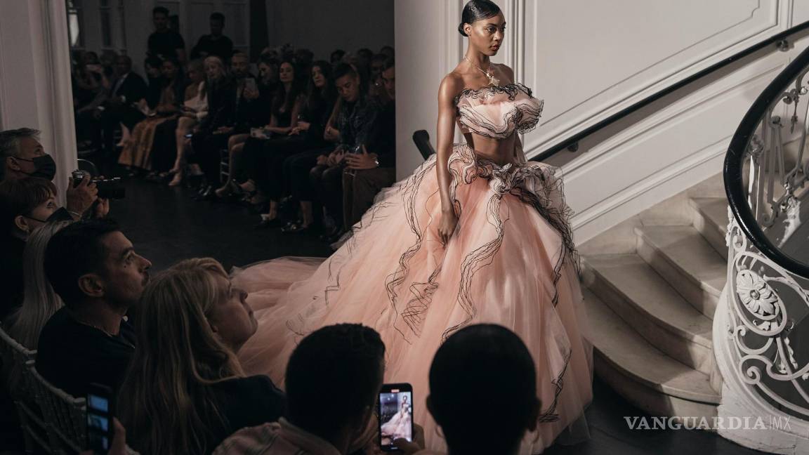 $!Una modelo desfila un diseño de la colección Christian Siriano se modela durante la Semana de la Moda en Nueva York.