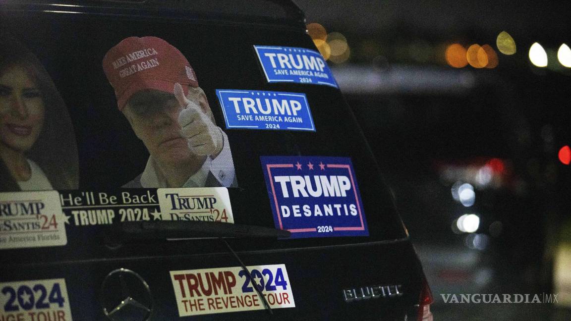 $!Calcomanías del expresidente Donald Trump en un vehículo estacionado en South Ocean Boulevard, cerca de la propiedad Mar-a-Lago de Trump en Palm Beach.