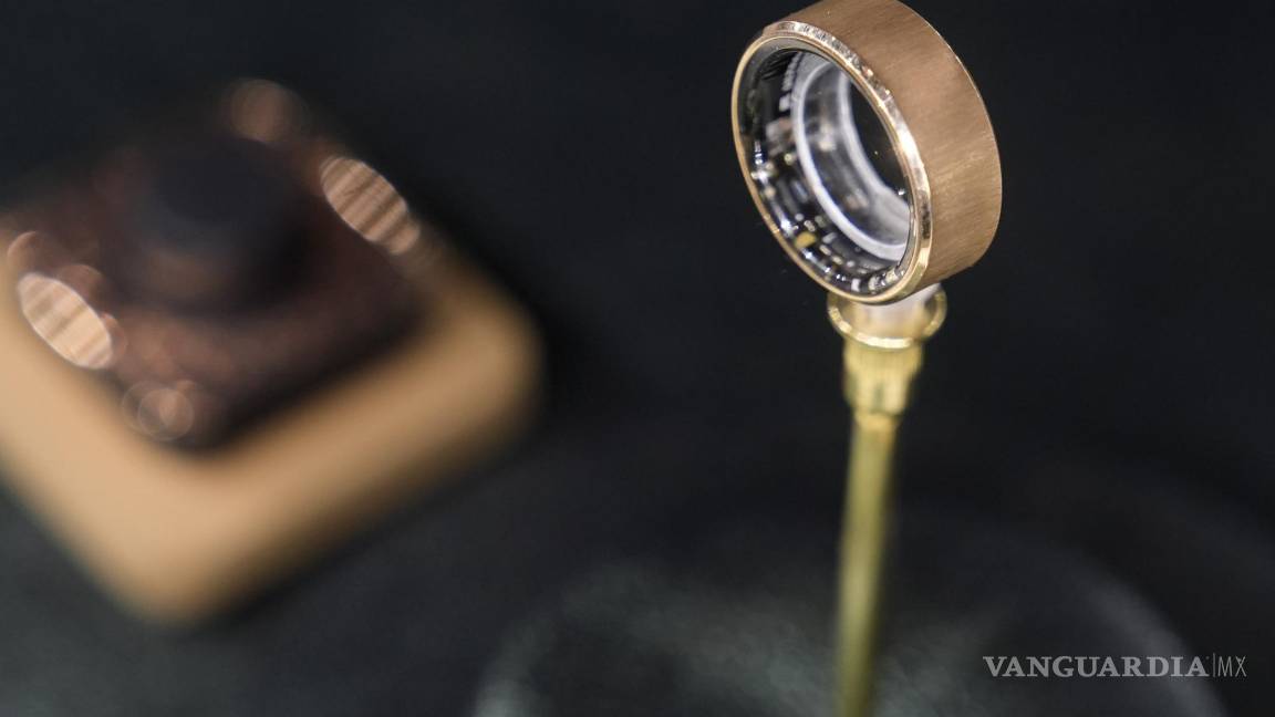 $!El anillo inteligente de lujo Ultrahuman Rare es exhibido en el módulo de Ultrahuman en el evento tecnológico CES 2025 en Las Vegas.