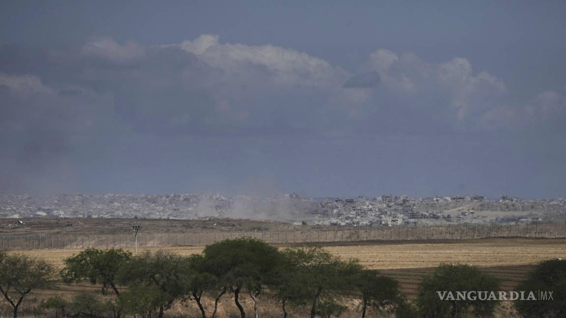 $!Humo de un bombardeo israelí se eleva sobre los edificios en el norte de la Franja de Gaza, visto desde el sur de Israel.