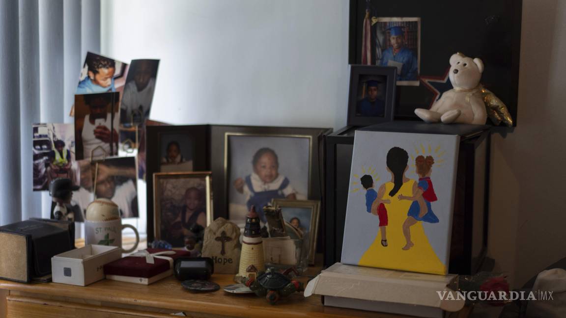 $!Fotos del hijo de Delphine Cherry, Tyler Randolph, y un cuadro pintado por ella de una madre sosteniendo a dos hijos.