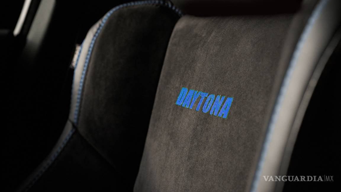 $!Dodge Charger SRT Hellcat Widebody Daytona 50 Anniversary, una 'fiera' color azul con 717 hp