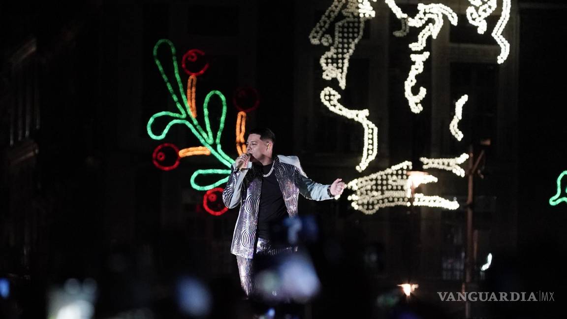 $!El vocalista Eduin Caz, de la banda regional mexicana Grupo Firme, durante un concierto gratuito.