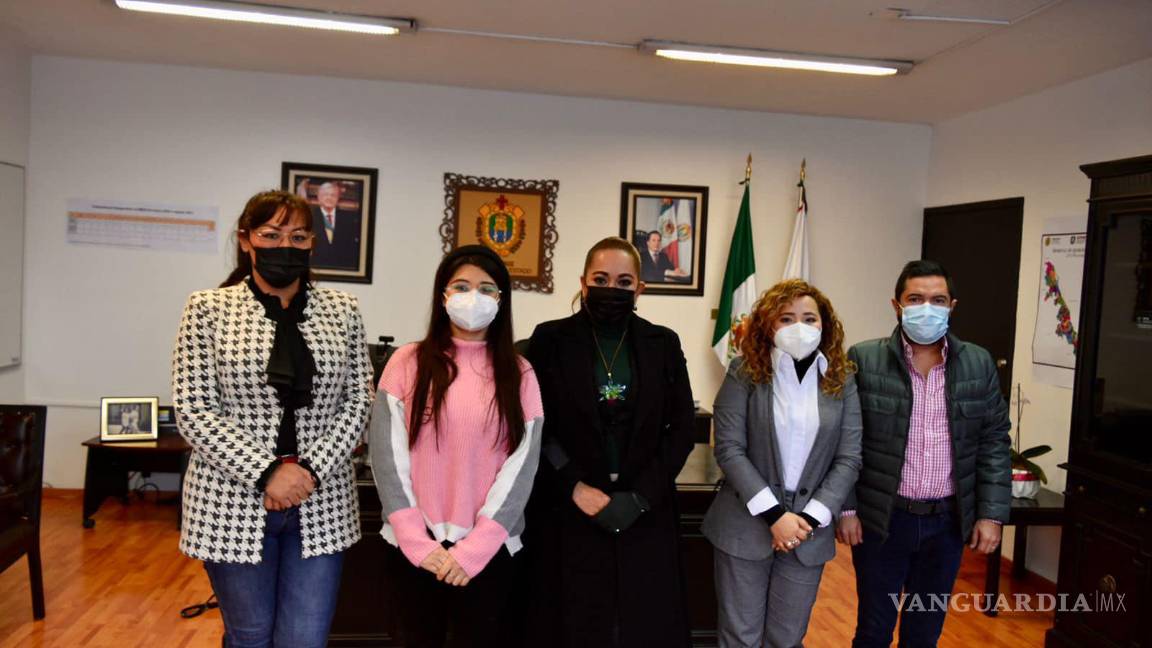 $!Perla Romero con la secretaria del trabajo.