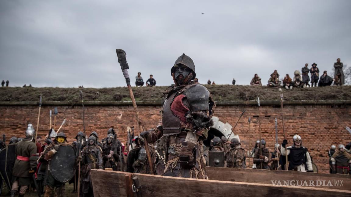 $!Participantes vestidos como personajes de la Tierra Media en la recreación de la Batalla de Erebor en Terezin, República Checa. EFE/EPA/Martin Divisek
