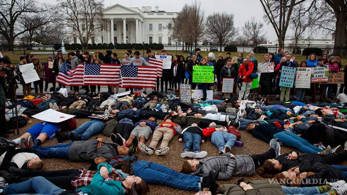 Jóvenes se tumban ante la Casa Blanca para exigir control de armas