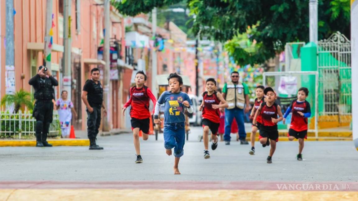 Niño yucateco rompe el Internet al correr descalzo en una competencia