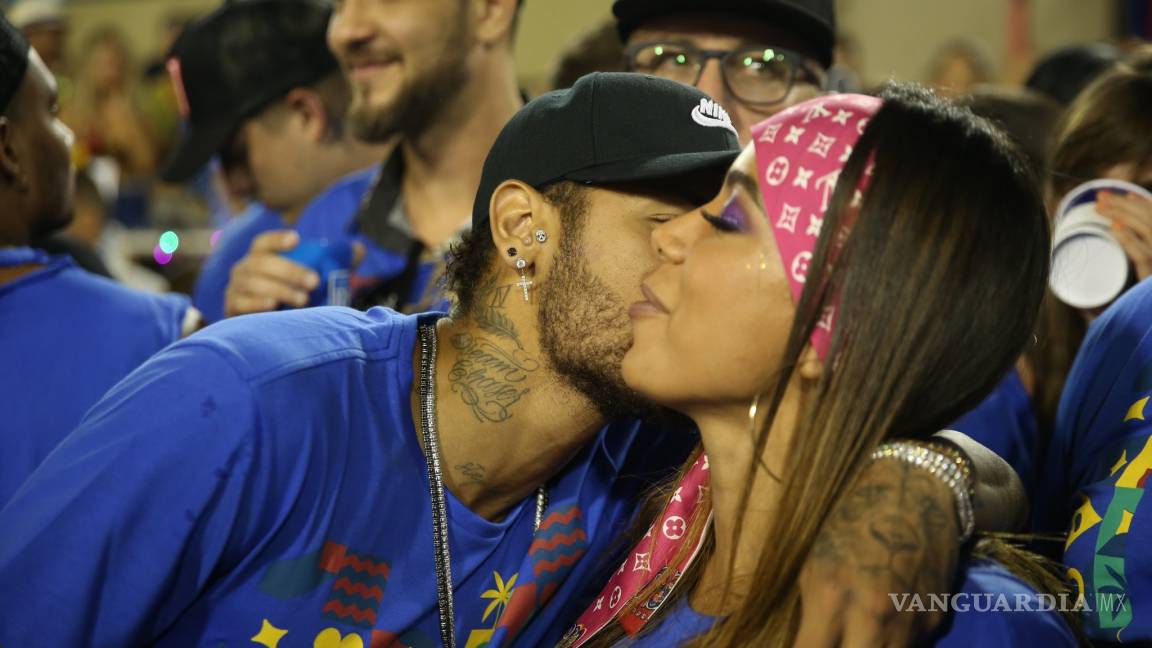Mientras el PSG lo espera para jugar, Neymar se pasea románticamente en las calles de Brasil con la cantante Anitta