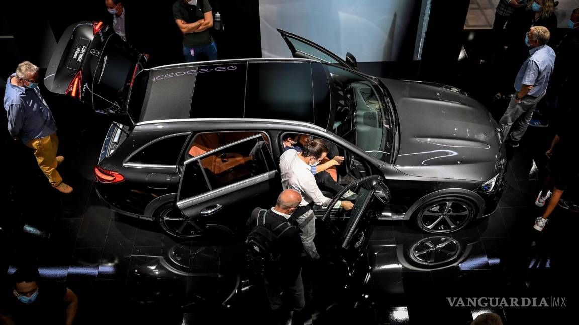 $!Los visitantes miran una limusina Mercedes-Benz EQ en exhibición en el Salón Internacional del Automóvil IAA en Munich, Alemania. EFE/EPA/Sascha Stenbach