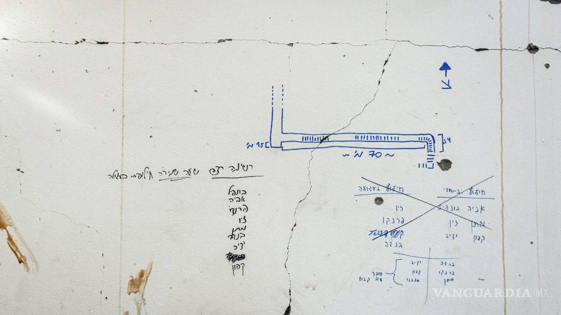 $!Bosquejo de un túnel que los soldados israelíes dibujaron en el muro del hogar de una familia palestina, donde encontraron un túnel.