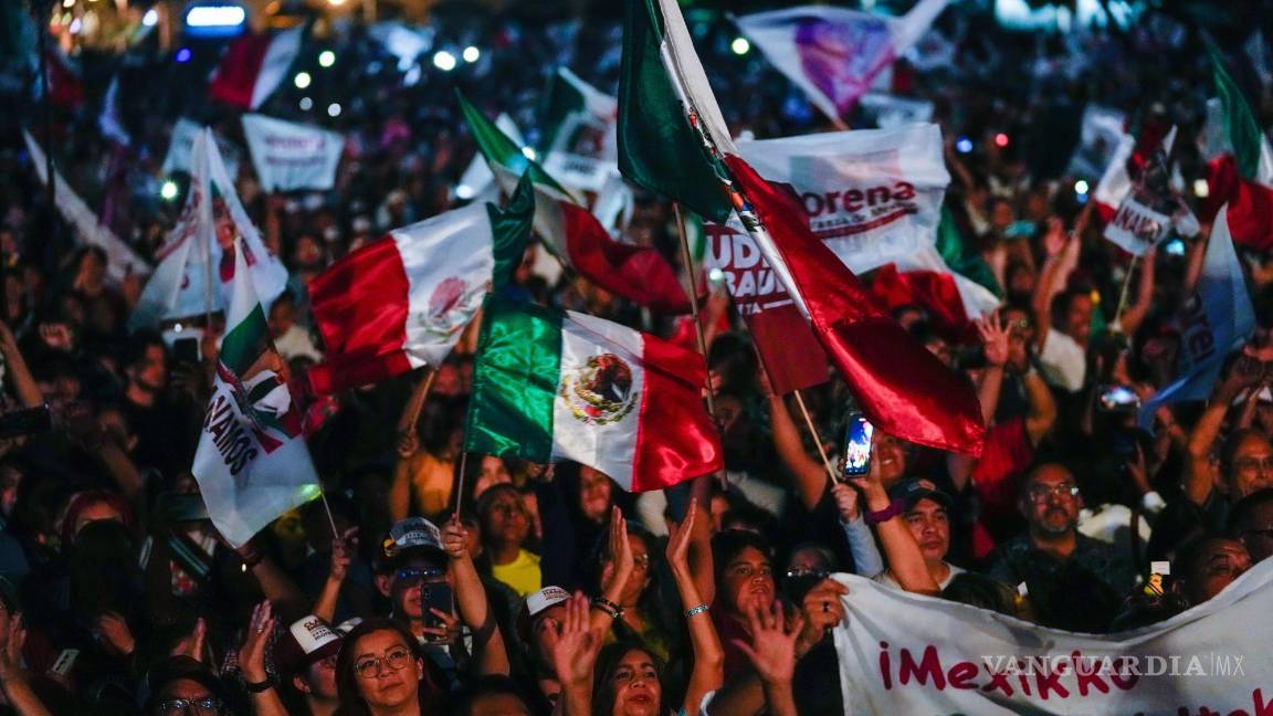 $!Simpatizantes de Claudia Sheinbaum celebran en el Zócalo en CDMX tras darse a conocer el conteo rápido oficial que le daba la ventaja en las elecciones generales.