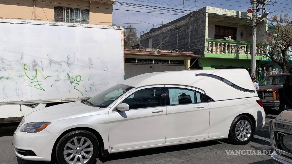 $!Luego de la celebración religiosa, el cortejo fúnebre concluyó en un panteón del norte de Saltillo.