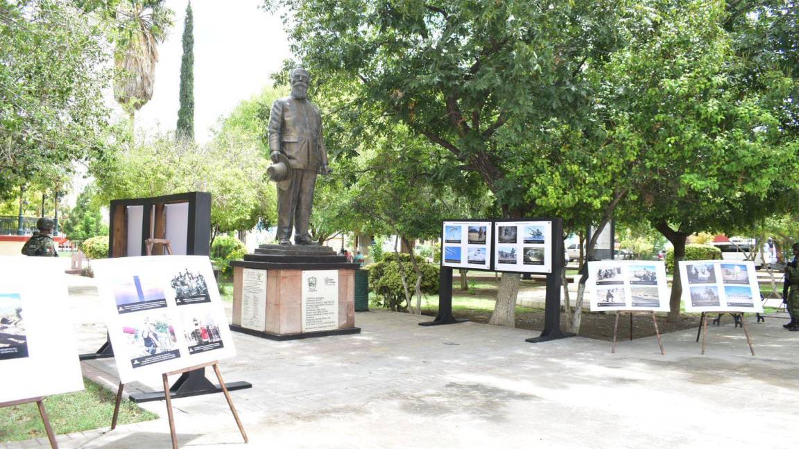 Sedena monta exposición de fotografías militares en el Pueblo Mágico de Cuatro Ciénegas