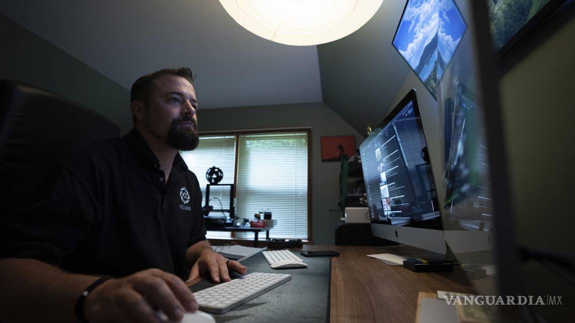 $!Korey Rowe edita video en su oficina de producción en su casa de Oneonta, Nueva York, el jueves 12 de agosto de 2021. AP/Robert Bumsted