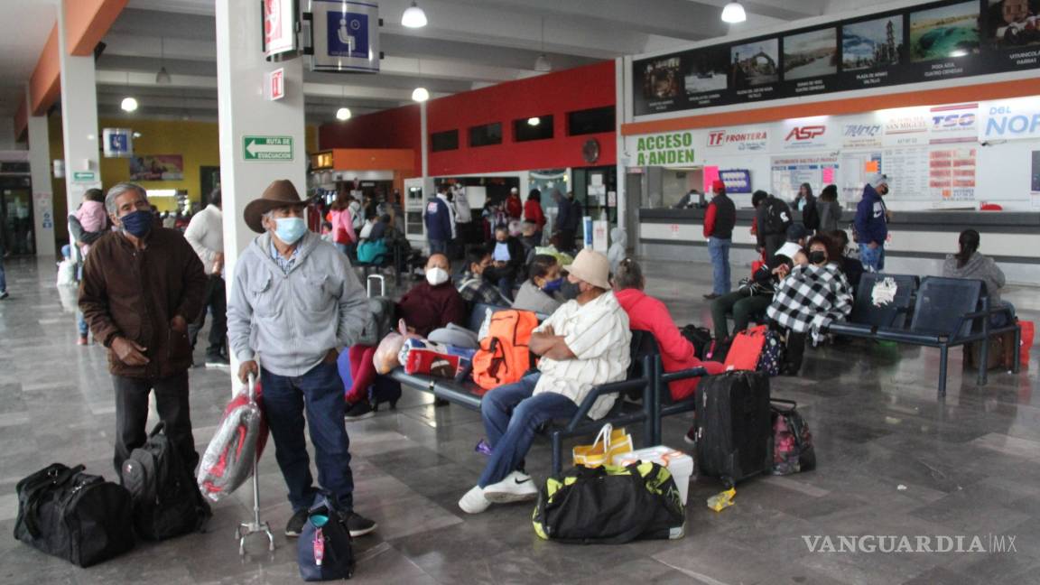 Viajeros buscan alternativas ante saturación de autobuses en Saltillo