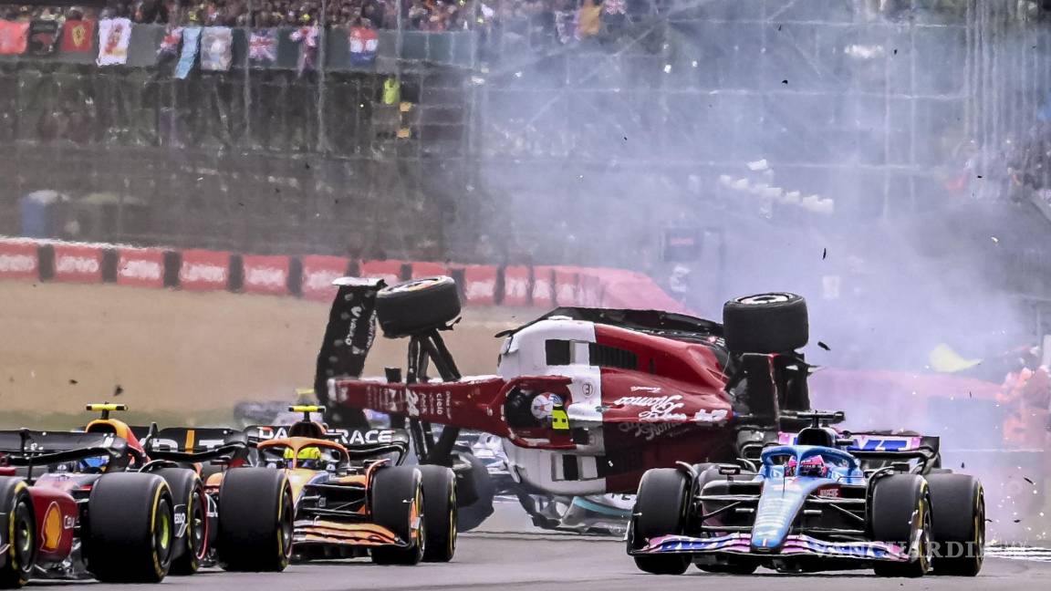 $!Aspectos del accidente de Guanyu Zhou de Alfa Romeo.