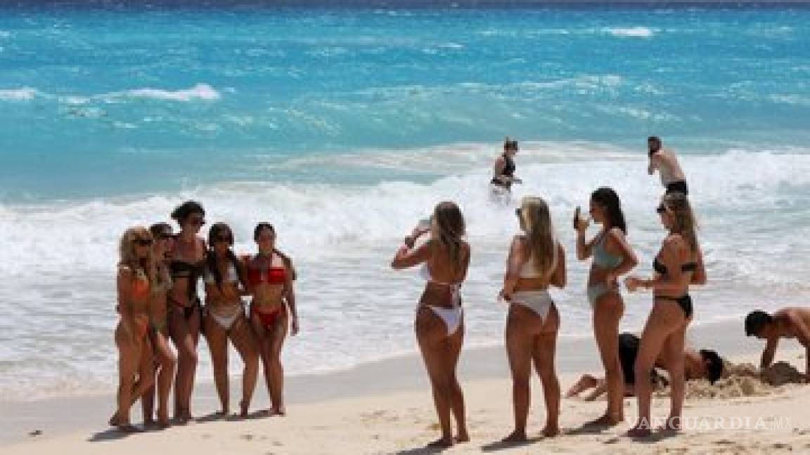 ¿Cuál COVID?, turistas nacionales y extranjeros llenaron las “playas privadas” de Cancún