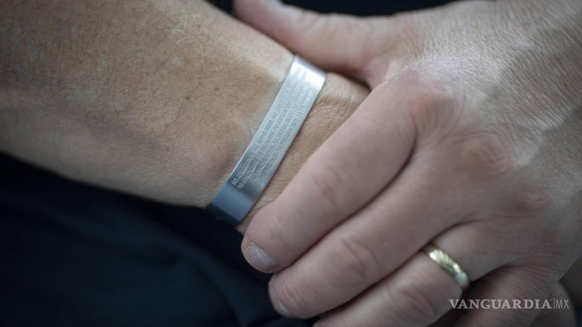 $!Mark DeMarco, policía retirado de la Ciudad de Nueva York, con un brazalete con los nombres de los 14 miembros de la ESU que fallecieron el 11S, durante una entrevista en su casa, en el vecindario de Staten Island, el 3 de agosto de 2021. Le preocupa que la memoria pública de los ataques se esté desvaneciendo, que el paso del tiempo haya creado una falsa sensación de seguridad. AP/Wong Maye-E