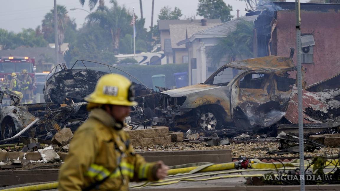 Mueren 2 personas en desplome de avioneta en California