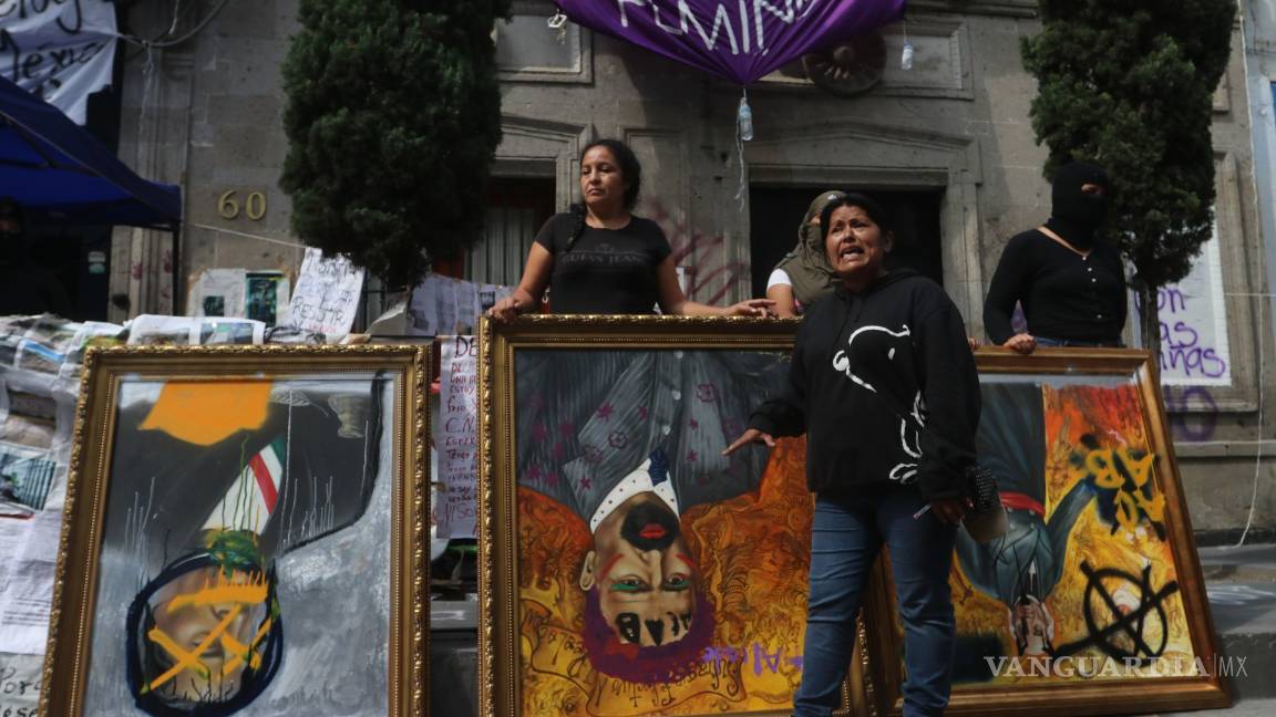 $!'¿Por qué no se indignó cuando violaron a mi hija?', reclama activista a AMLO