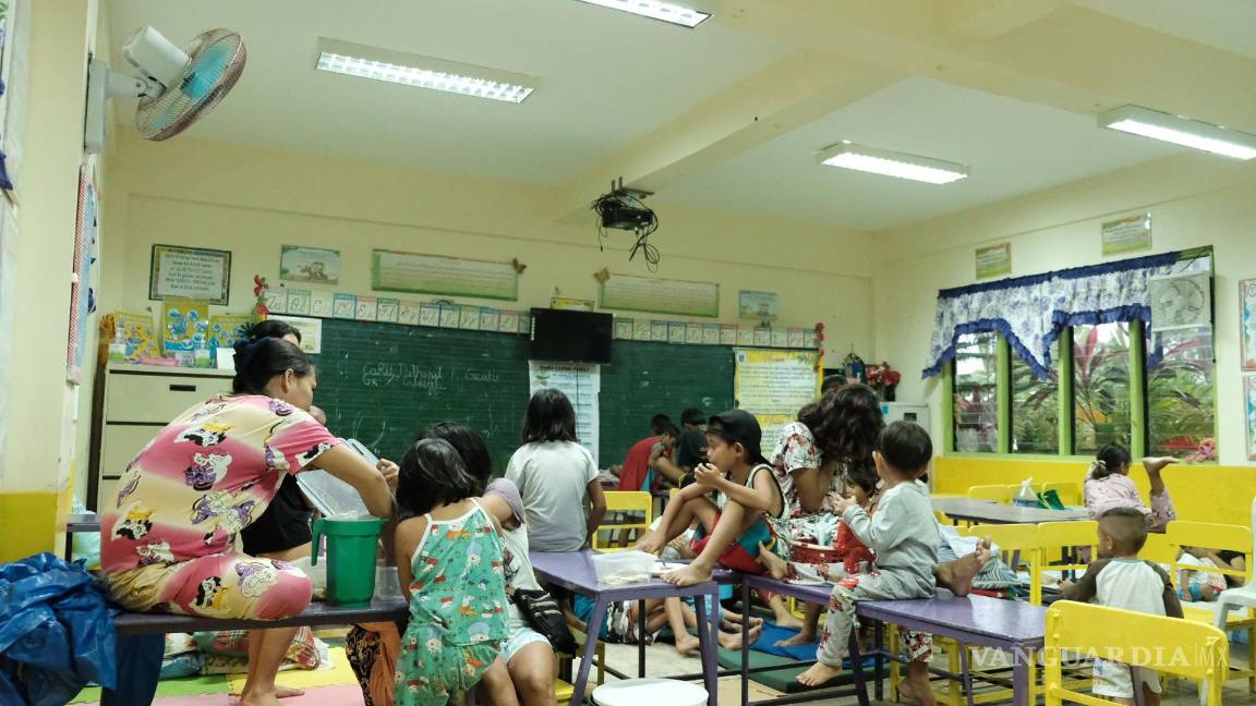 $!Unos niños y familias mientras se refugian del supertifón Noru en la escuela primaria Talao-Talao en Lucena, Filipinas.