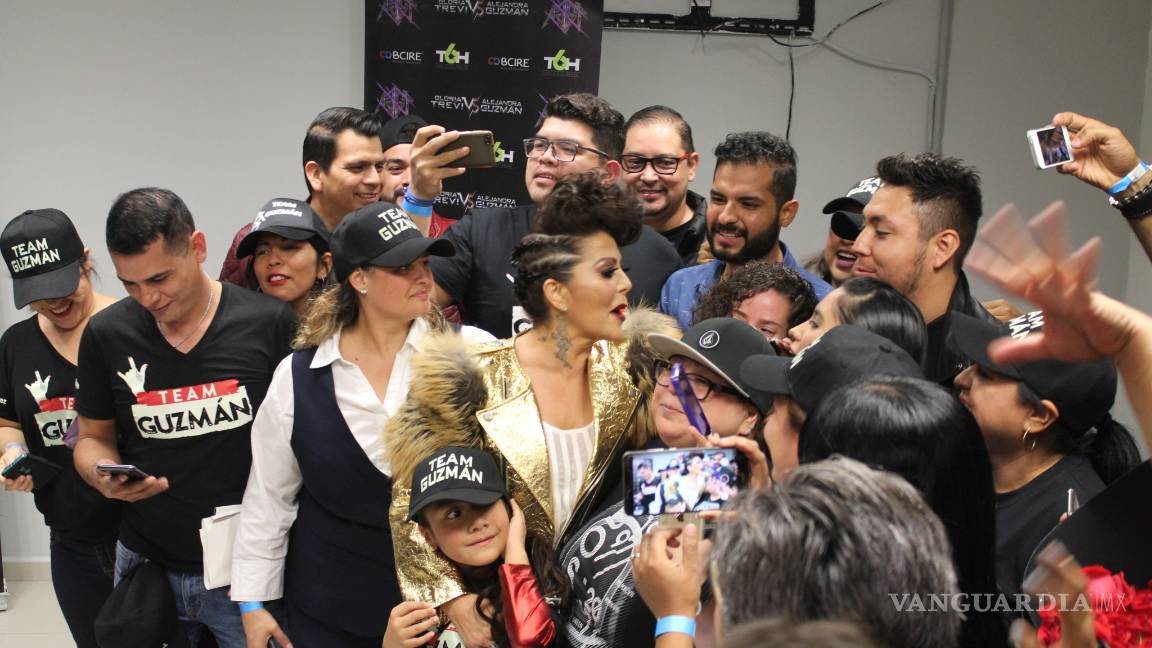 $!Fans sorprenden a Alejandra Guzmán y La Arena la reconoce