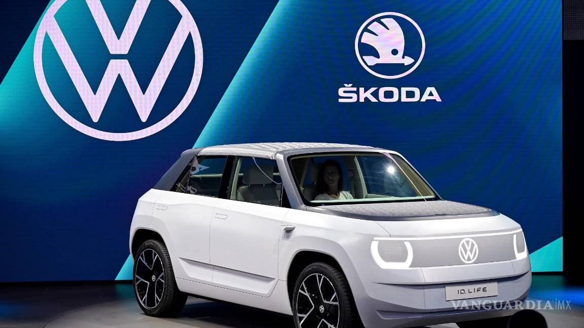 $!El Volkswagen VW ID. Life en exhibición en el primer día de vista previa para la prensa del Salón Internacional del Automóvil IAA en Munich, Alemania. EFE/EPA/Sascha Steinbach