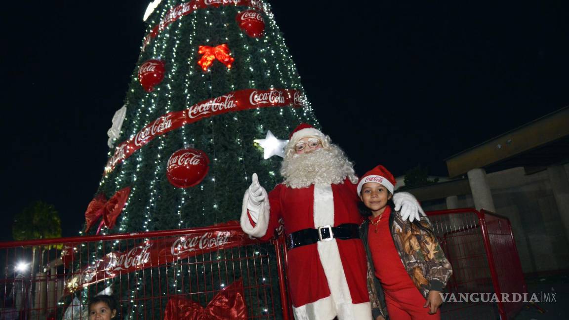Caravana Coca Cola ilumina la Navidad de Saltillo; la magia de creer ya es tradición