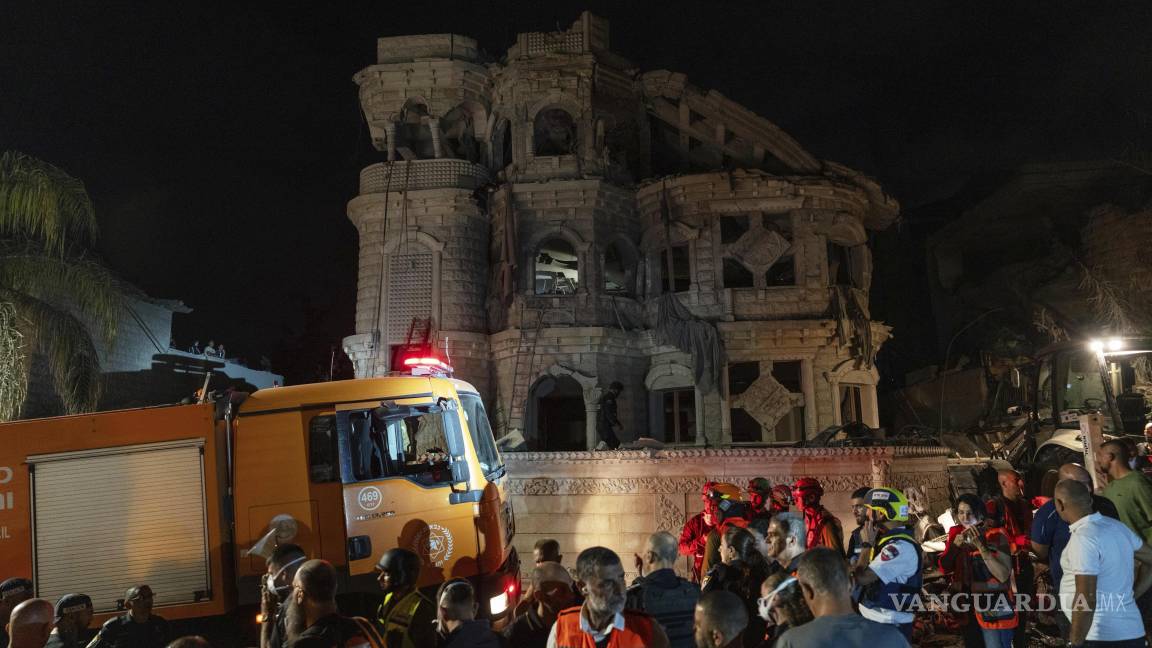 $!Fuerzas de seguridad israelíes inspeccionan las ruinas de una casa que fue alcanzada por un misil lanzado desde Irán, que causó la muerte de varias personas