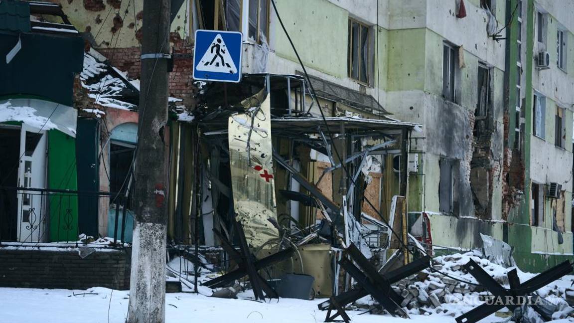 $!Edificios dañados por los bombardeos rusos se ven en el centro de la ciudad de Bakhmut, región de Donetsk, Ucrania.