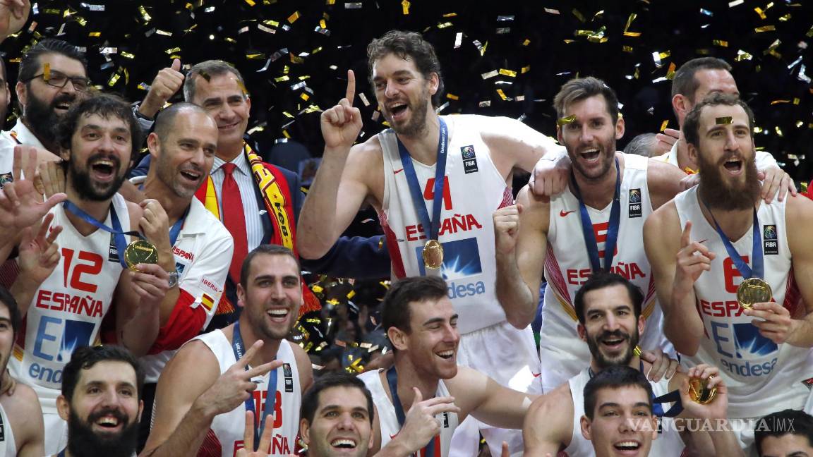 $!Pau Gasol (centro) celebra con sus compañeros de la selección de España tras ganar el campeonato europeo de baloncesto, el domingo 20 de septiembre de 2015, en Lille, Francia. AP Foto/Michel Euler