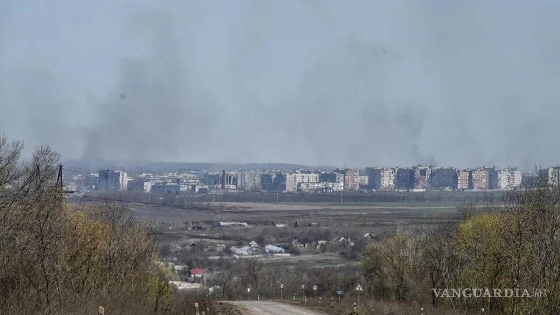 $!En la image, se observan columnas de humo sobre la ciudad de Bajmut, en la región de Donetsk, tras un ataque ruso en abril de 2023.