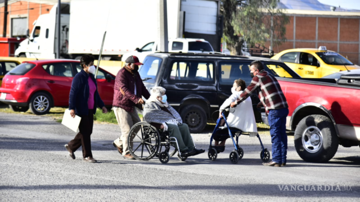 En silla de ruedas y con bastón: abuelitos recorren 1 km de terracería para poder vacunarse en CANACINTRA, Saltillo