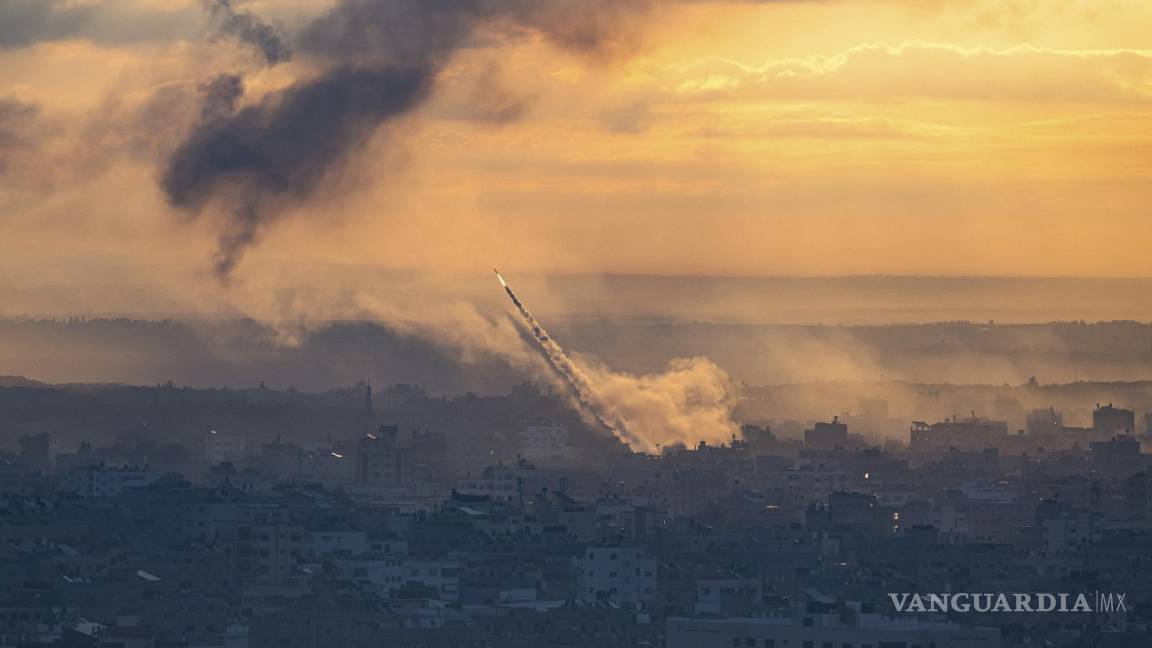 $!Cohetes son disparados hacia Israel desde la Franja de Gaza, el 7 de octubre de 2023.