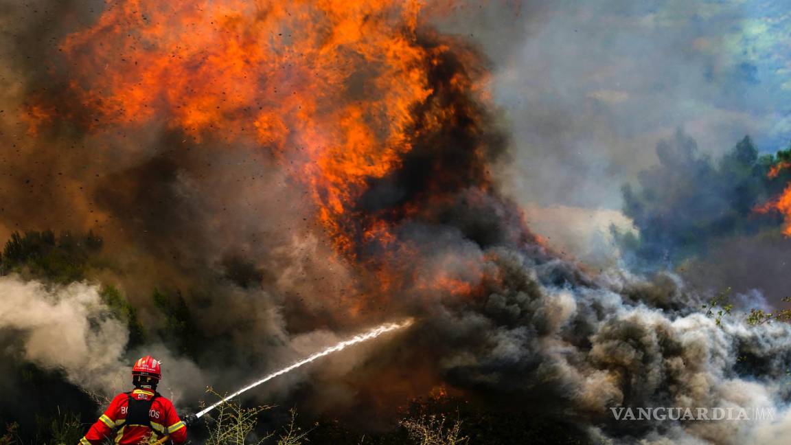 $!Un bombero combate las llamas que rodean el pueblo de Ancede durante un incendio forestal en el municipio de Baiao, al norte de Portugal.
