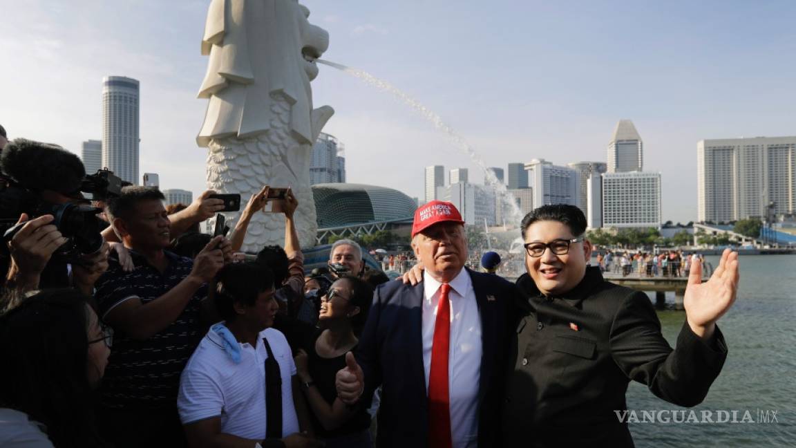 Dobles de Trump y Kim se pasean juntos por las calles de Singapur
