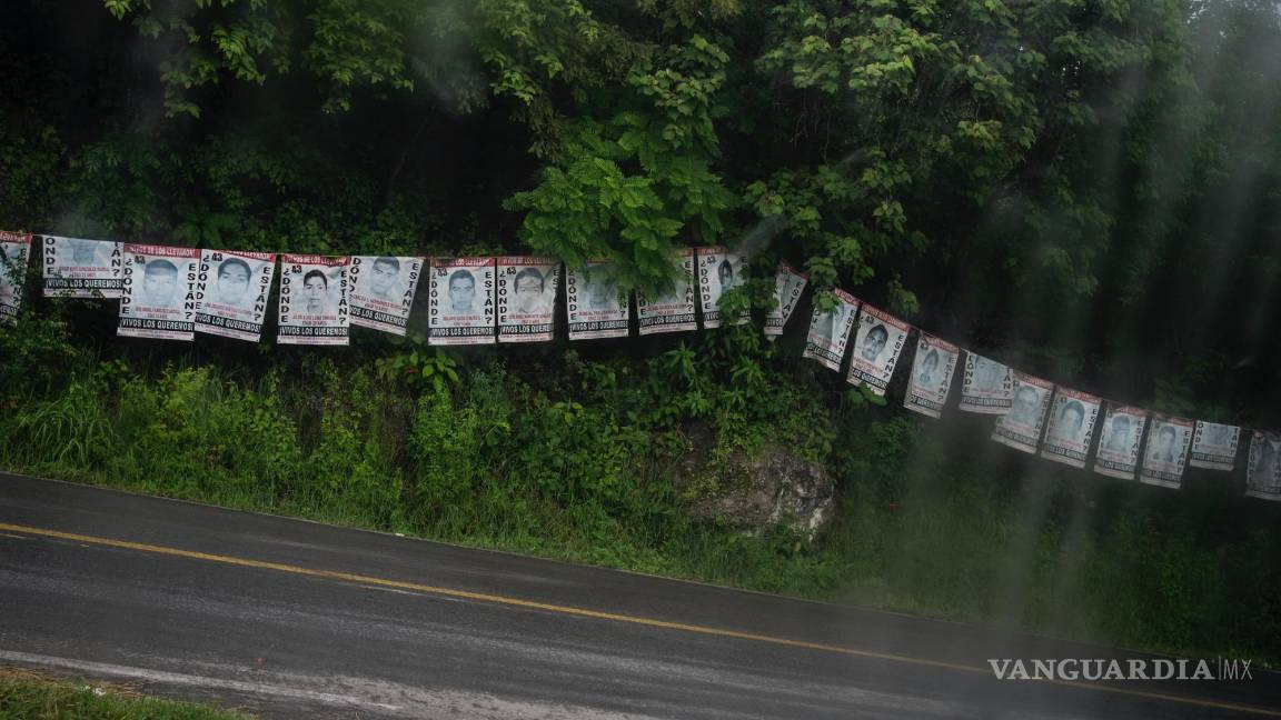 $!Carteles con los rostros de los 43 estudiantes de la escuela Normal Rural Raúl Isidro Burgos desaparecidos hace 10 años en la carretera de Tixtla a CDMX.