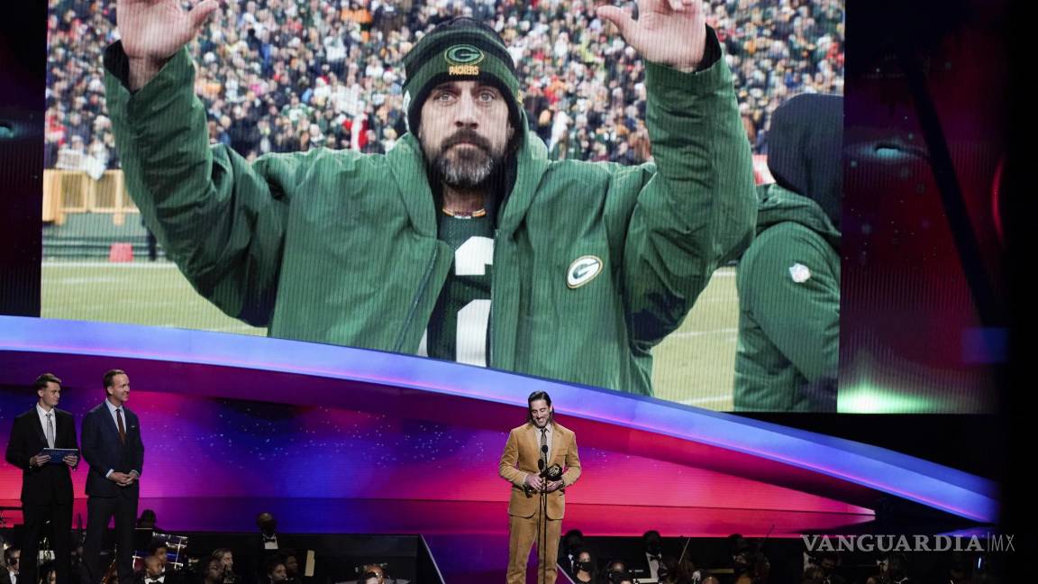 $!Aaron Rodgers, de los Green Bay Packers, recibe el premio al Jugador Más Valioso del Año en Inglewood, California. AP/Mark J. Terrill