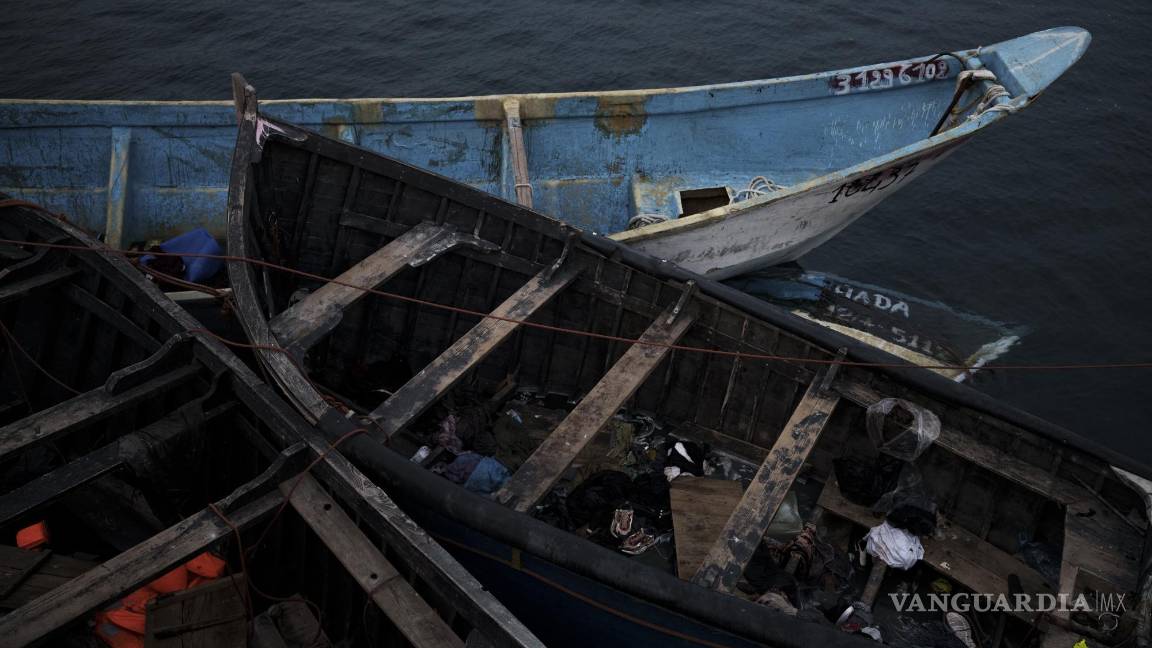 $!Embarcaciones utilizadas por los migrantes, abandonadas en el puerto de Arguineguín, en la isla de Gran Canaria, España, el 21 de noviembre de 2021.