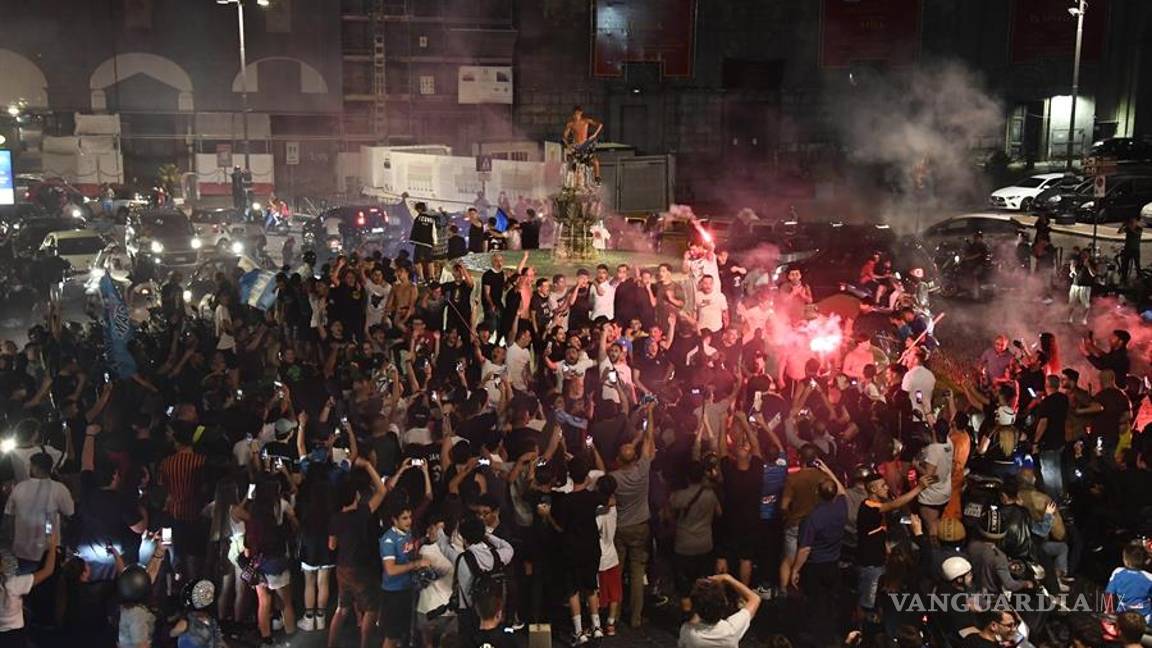 $!Nápoles olvida la sana distancia y llena sus calles tras ganar la Copa Italia (fotos)