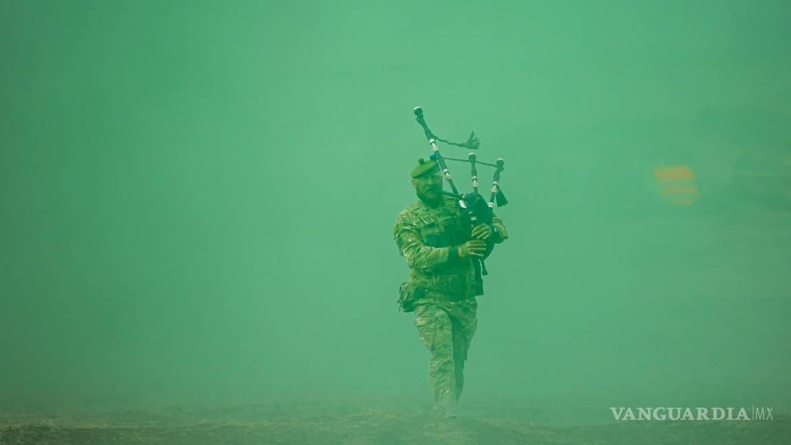 $!El cabo primero Jamie Killorn de la Compañía Highlanders 4SCOTS toca la gaita al final del ejercicio Steadfast Dart 2025 en Smardan, en el este de Rumania